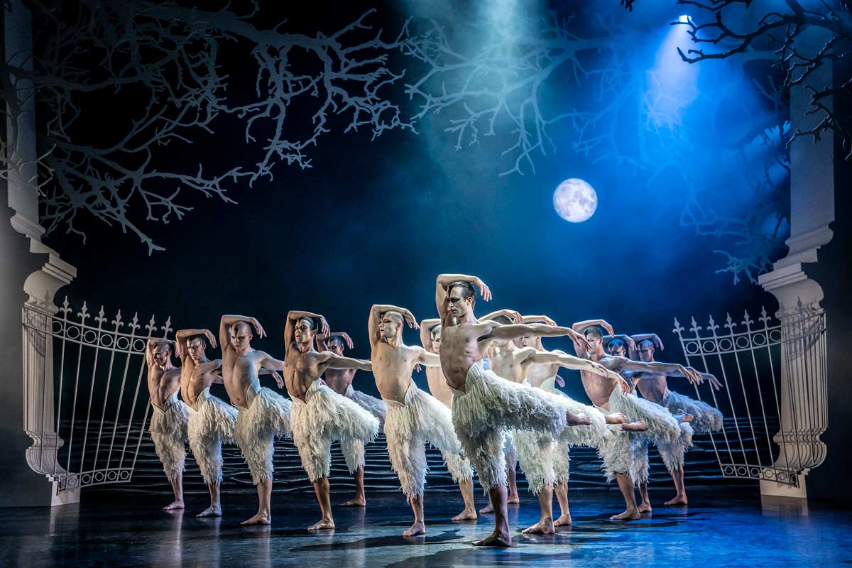 swan lake bourne tchaikovsky
